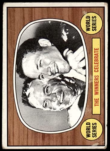 1967 Topps 155 1966 World Series Resumo - Os vencedores celebram Hank Bauer/Dave McNally Baltimore/Los Angeles Orioles/Dodgers