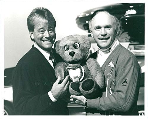 Fotografia vintage de Duncan Norvelle e Roger de Courcey com Nookie Bear.