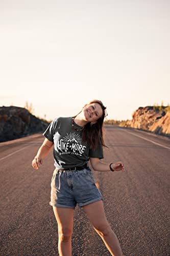 Jorlyen Mulheres Caminhadas de Mountain Graphic Camisetas Funnamente Caminhadas Mais Preocupadas Menos Tops Camisas de Férias