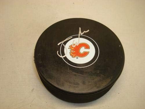 Johnny Gaudreau assinou Calgary Flames Hockey Puck PSA/DNA CoA 1B - Pucks autografados da NHL
