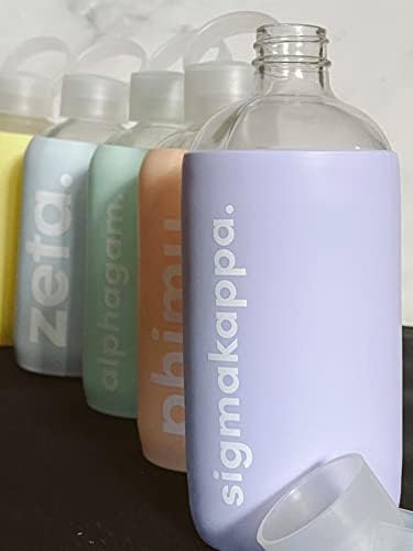 Loja de irmandade Sigma Kappa Garrafa de água de vidro com manga de silicone - garrafa de água de vidro de 16 oz, cor roxa de urze, água de vidro reutilizável ou garrafa de suco com tampa