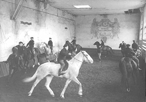 Foto vintage de pessoas que andam de cavalo interno.