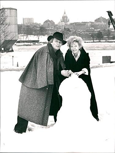 Foto vintage de Leif Soderstrom e Maj Lindstrom antes de seus ensaios de ópera em Oh, Mein Papa!.