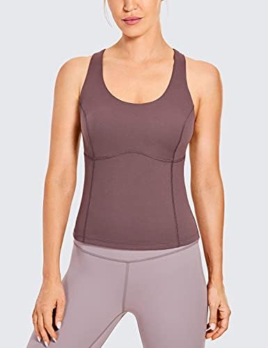 Crz Yoga feminina nua sentindo tampas de treino cruzadas macias de cruzamento construídas em camisas atléticas de ioga de