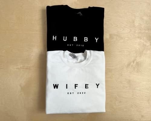 Izi POD Hubby Wifey Sweatshirt, marido da esposa bordada moletom personalizado, suéter da esposa 2023, presente de noivado, presente