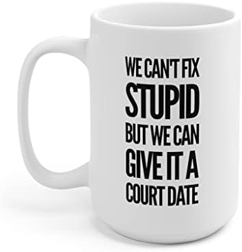 Não podemos consertar estúpidos, mas podemos dar a ele uma data do tribunal advogado caneca presente para o advogado