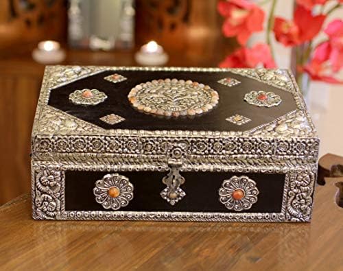 Novica Nickel Repousse Mango Wood Jewelry Box com detalhes em vidro, sofisticação antiga '