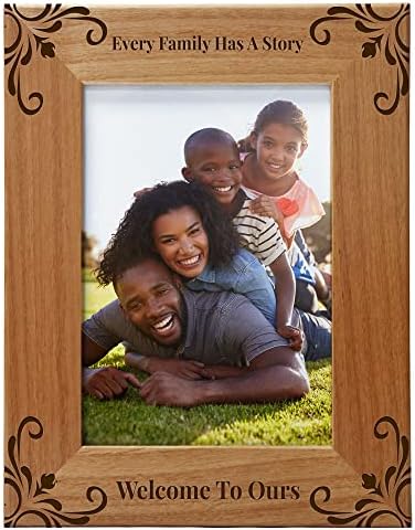 Toda família tem uma história bem -vinda à nossa, gravada em madeira natural, encaixa um retrato horizontal de 5x7, moldura para família, pai, mãe, avós, dia dos pais, dia das mães, Natal