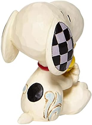 Amendoins Enesco de Jim Shore Snoopy abraçando a estatueta em miniatura de Woodstock, 2,5 polegadas, multicolor