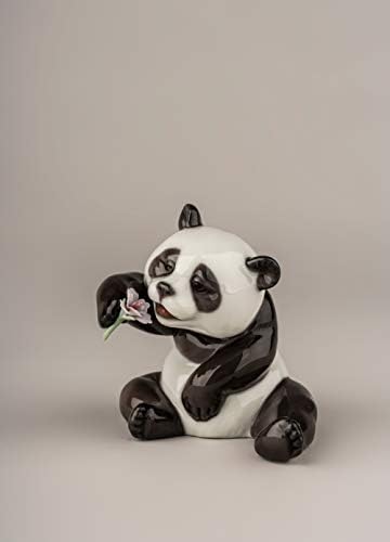 Lladró uma estatueta de panda alegre. Figura de panda de porcelana.