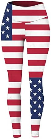 4 de julho, perneiras sem costura para mulheres levantando a bandeira americana esticada amanteigada de calças de