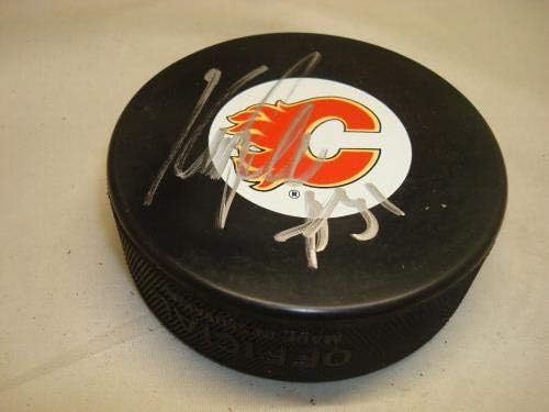 Karri Ramo assinou o Calgary Flames Hockey Puck autografado 1b - Pucks autografados da NHL