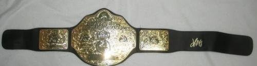 Kane assinou o cinturão de brinquedos do WWE World Heavyweight Championship - vestes de luta livre autografadas, troncos e cintos