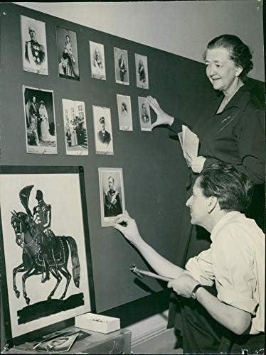 Foto vintage de Miss Reimers e Antiquarian Ohlsson preguei Karl Xiv Johan para a cavalo no Museu da Cidade