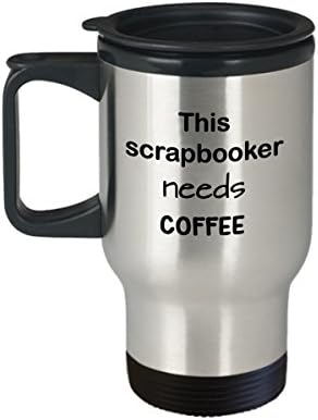 Presente de caneca de viagem de scrapbooker, Este scrapbooker precisa de café, caneca de café em aço inoxidável de 15 oz com tampa, presente de caneca de novidade, xícara de café em aço inoxidável para scrapbooker, isolada, café permanece quente