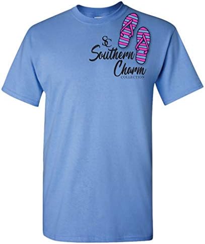 A coleção de charme do dia do mar de Sea em uma camiseta azul Carolina
