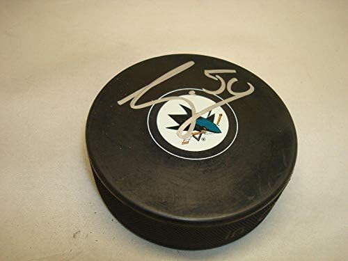 Chris Tierney assinou San Jose Sharks Hockey Puck autografado 1b - Pucks autografados da NHL