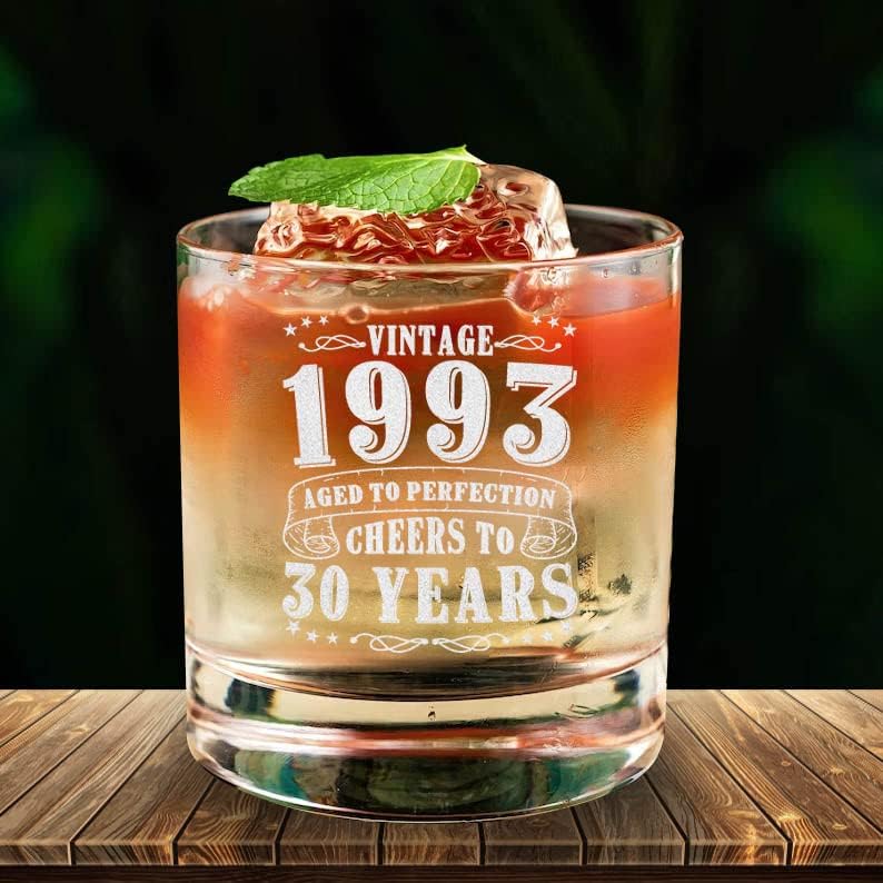 JohnPartners993 30º aniversário envelhecido com perfeição - Vintage 1993 Glass de uísque gravado - 1993 Presentes de aniversário de 30º aniversário para homens - óculos de uísque vintage Bourbon Scotchs - Idéias atuais para ele