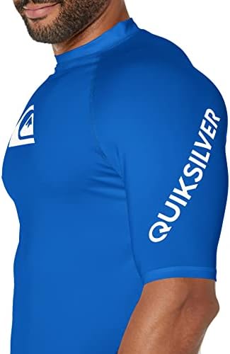 Standard masculino de Quiksilver o tempo todo para a manga curta Rashguard UPF 50 Sun Protection Surf Shirt