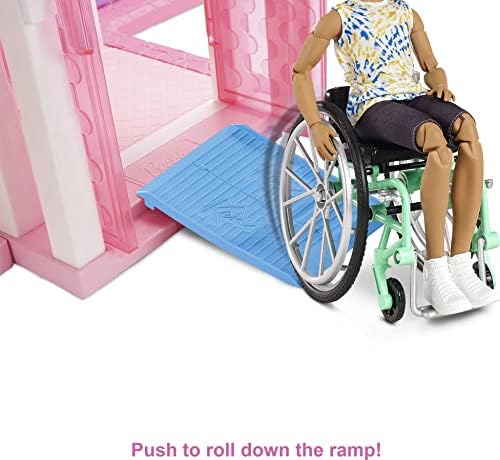 BARBIE KEN Fashionistas Doll 167 com cadeira de rodas e rampa usando camisa de tie-dye, shorts e acessórios pretos [ exclusivo]