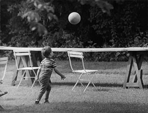 Foto vintage de Brigitte Bardot Son jogando vôlei.