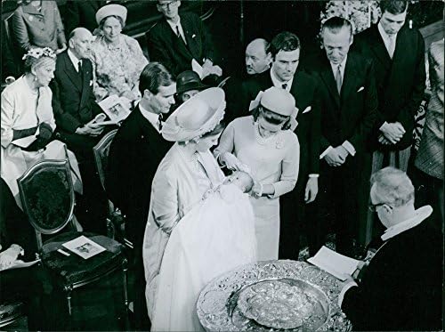 Foto vintage de Margrethe, Henrik e Benedikte da Dinamarca e Richard de Sayn-Wittgenstein-Berleburg no Baptismo 1968